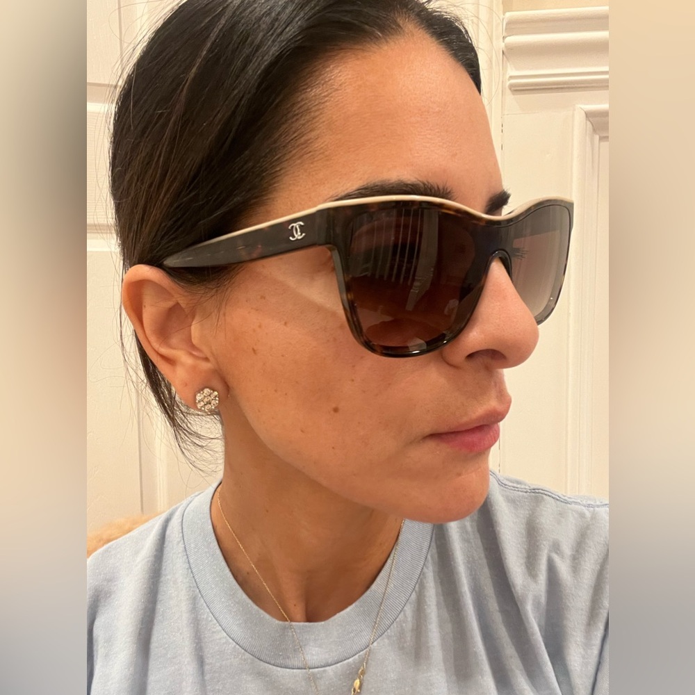 Chanel 5418 sunglasses logo on top 
Gorgeous!!!!